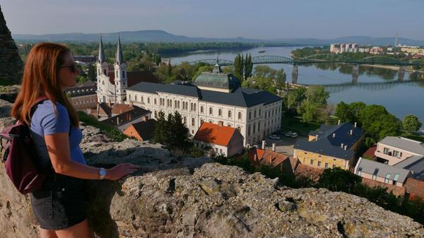 Blick vor der Basilika im ungarischen Esztergom auf die Donau. Am anderen Ufer ist bereits die Slowakei.
