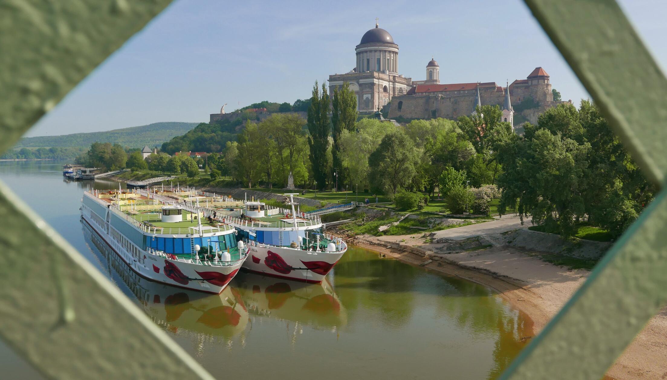 Die Arosa Bella und die Arosa Riva liegen vor dem Ungarischen Esztergom. Oben die Basilika.