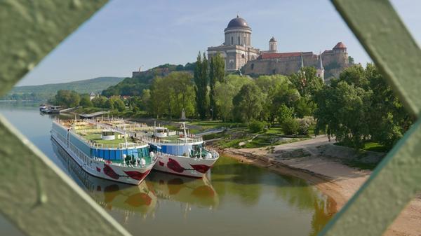 Die Arosa Bella und die Arosa Riva liegen vor dem Ungarischen Esztergom. Oben die Basilika.
