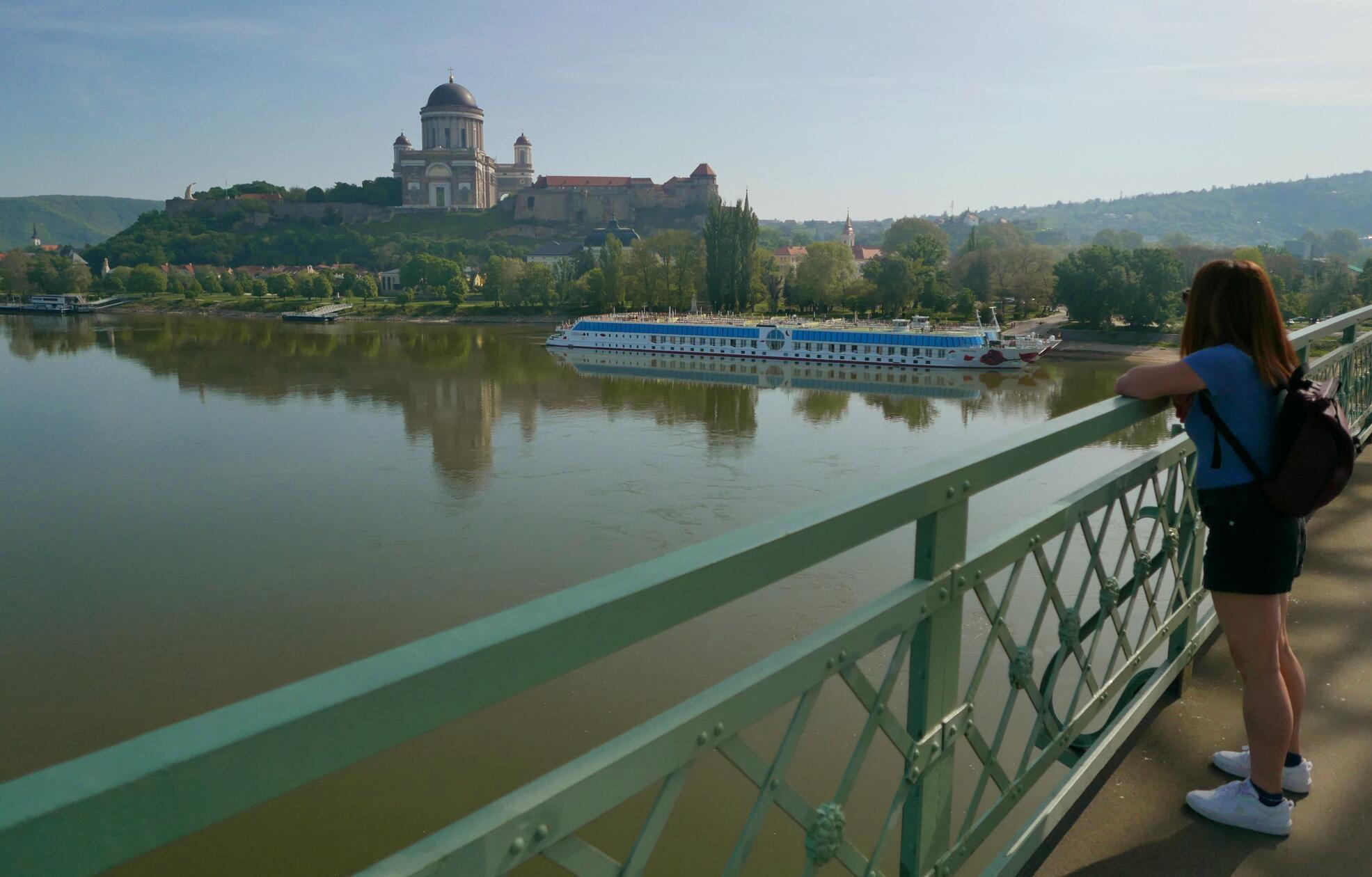 Auf der Brücke zwischen Ungarn und der Slowakei. Die Arosa Bella und die Arosa Riva liegen vor dem Ungarischen Esztergom. Oben die Basilika.
