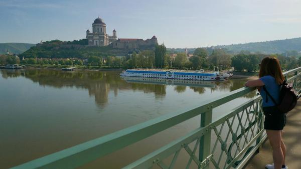 Auf der Brücke zwischen Ungarn und der Slowakei. Die Arosa Bella und die Arosa Riva liegen vor dem Ungarischen Esztergom. Oben die Basilika.