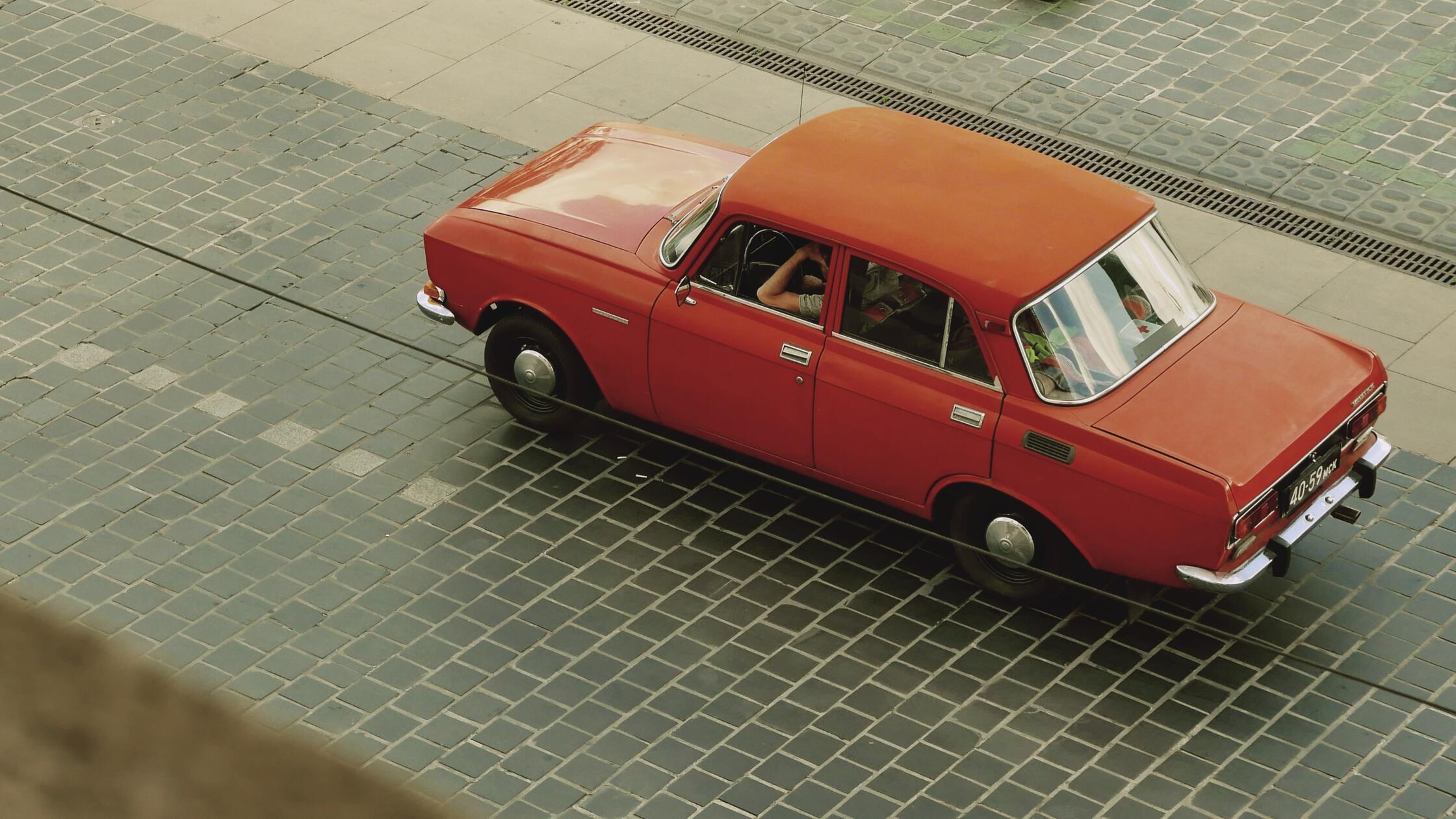 Touristen können sich mit diesen alten Ladas durch Budapest fahren lassen.