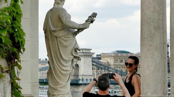 Unter der Burg auf der Buda-Seite mit Blick hinüber nach Pest.