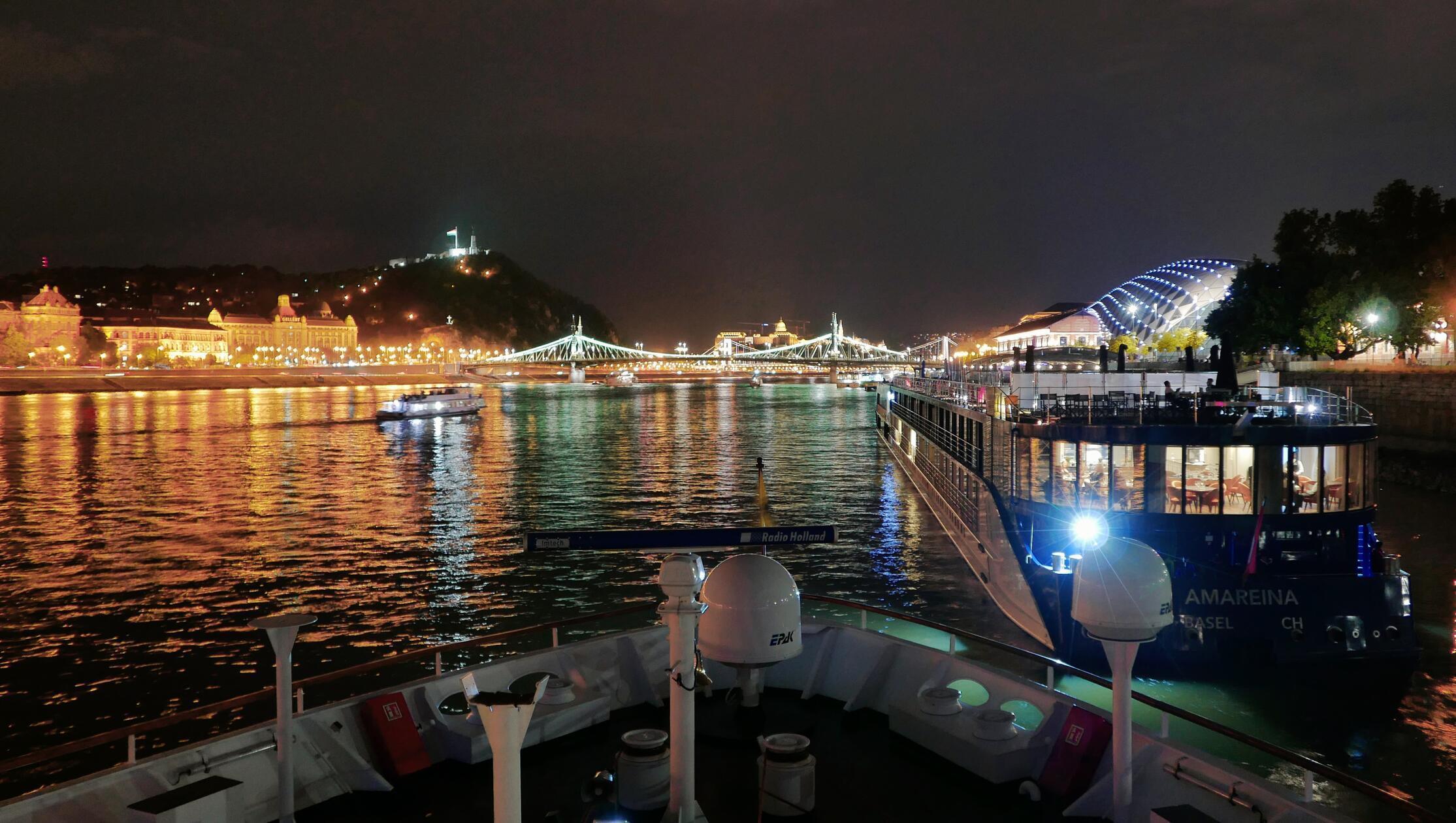 So gigantisch liegen wir in Pest vor Anker - mit Blick auf das beleuchtete Buda.