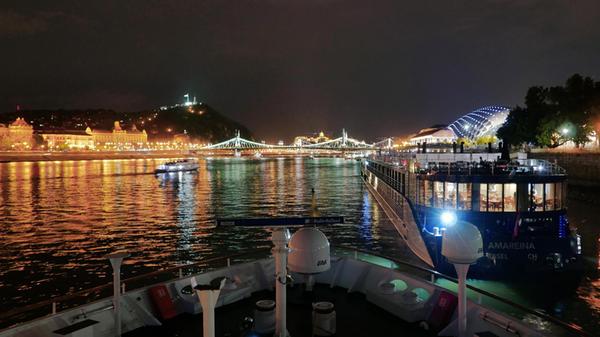 So gigantisch liegen wir in Pest vor Anker - mit Blick auf das beleuchtete Buda.
