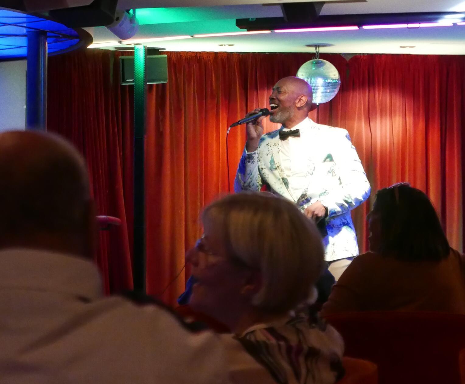 Abends werden die Passagiere auch von Künstlern unterhalten.