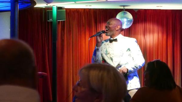 Abends werden die Passagiere auch von Künstlern unterhalten.