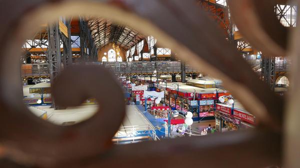 Die leider sehr touristische Markthalle in Pest gleich hinterm Schiff.