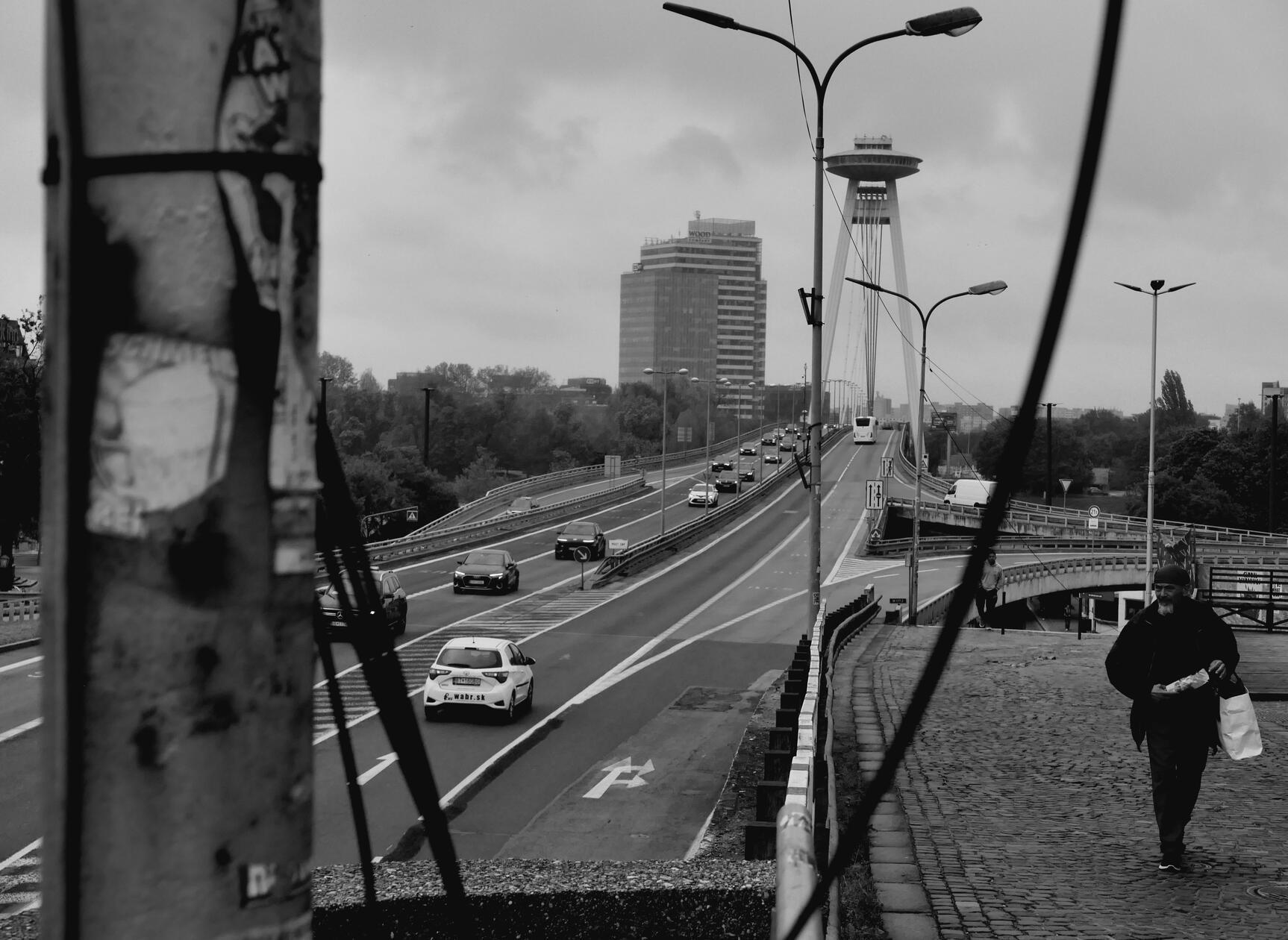 Nächste Station ist die slowakische Hauptstadt Bratislava - hier eine bewusst fotografierte, weniger fotogene Ecke. Doch die Stadt ist wunderschön.