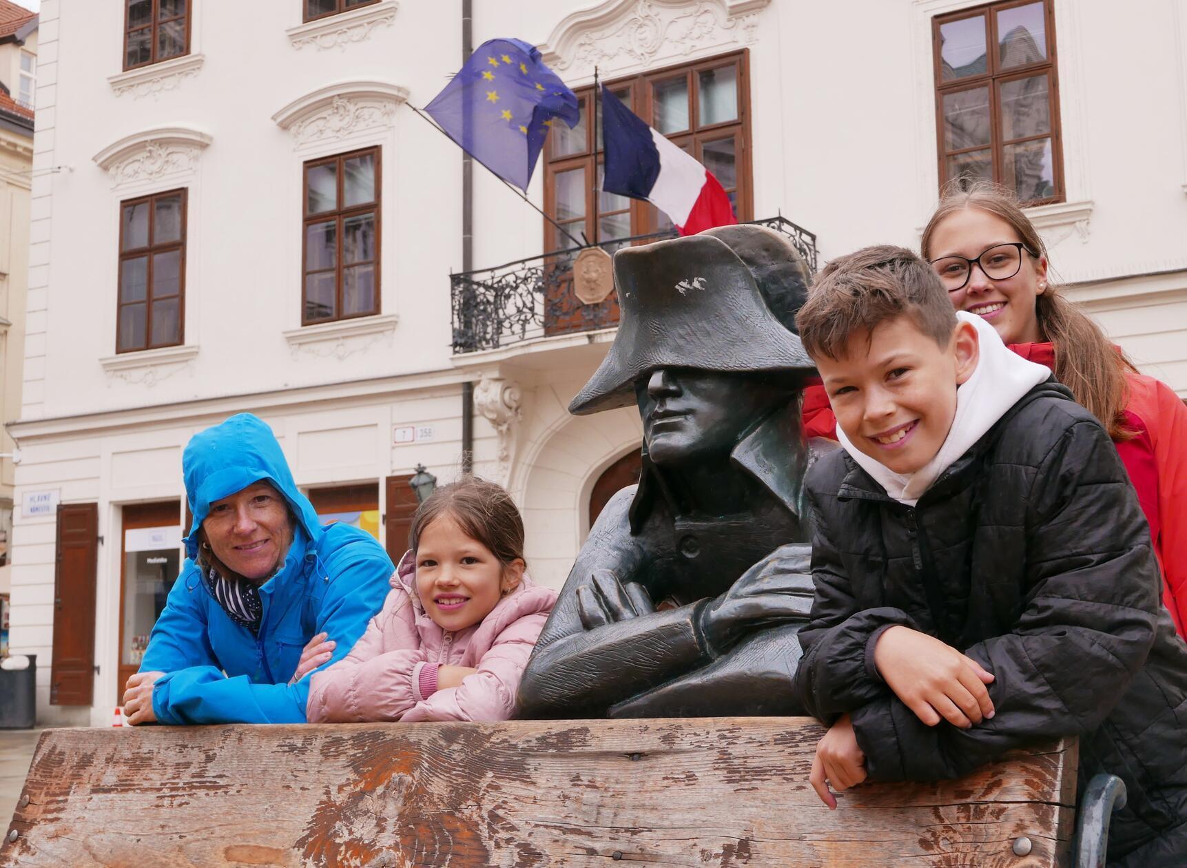 Hier ein Denkmal vor der französischen Botschaft.