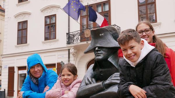 Hier ein Denkmal vor der französischen Botschaft.