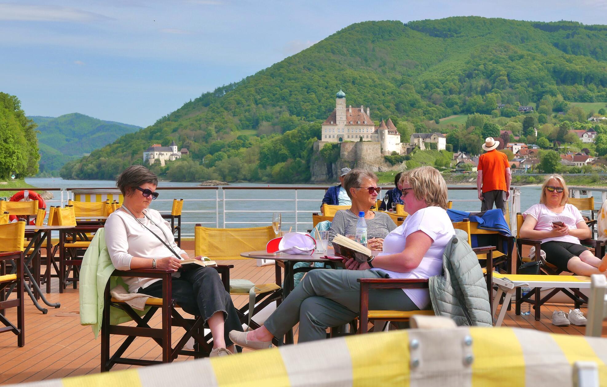 Die Urlauber genießen die Ausfahrt aus der Wachau.