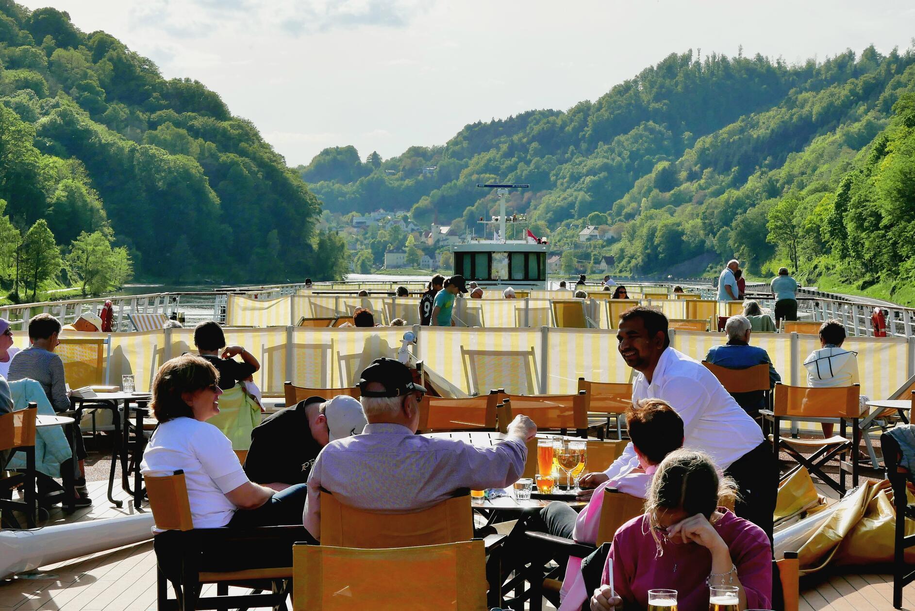 Es geht weiter in Richtung Passau - der letzte Tag wird auf dem Sonnendeck nochmal so richtig genossen.