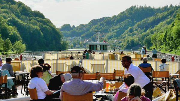 Es geht weiter in Richtung Passau - der letzte Tag wird auf dem Sonnendeck nochmal so richtig genossen.