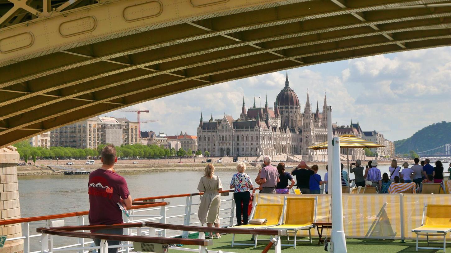 Was für ein Auftakt bei ergreifender Musik in Budapest: Auf der Arosa Bella wird die Flusskreuzfahrt immer wieder bewusst in Szene gesetzt - hier das Parlament. Was für ein Auftakt bei ergreifender Musik in Budapest: Auf der Arosa Bella wird die Flusskreuzfahrt immer wieder bewusst in Szene gesetzt - hier das Parlament.