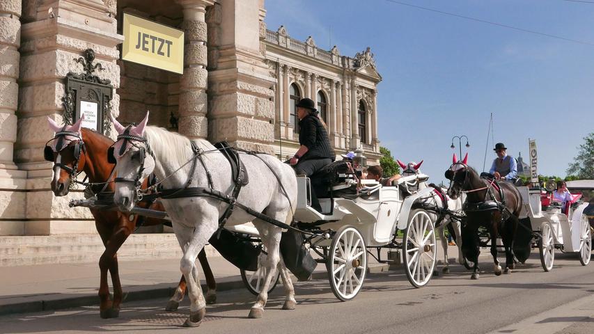 Fiaker vor der Wiener Oper - das Klischee ist wahr. Fiaker vor der Wiener Oper - das Klischee ist wahr.