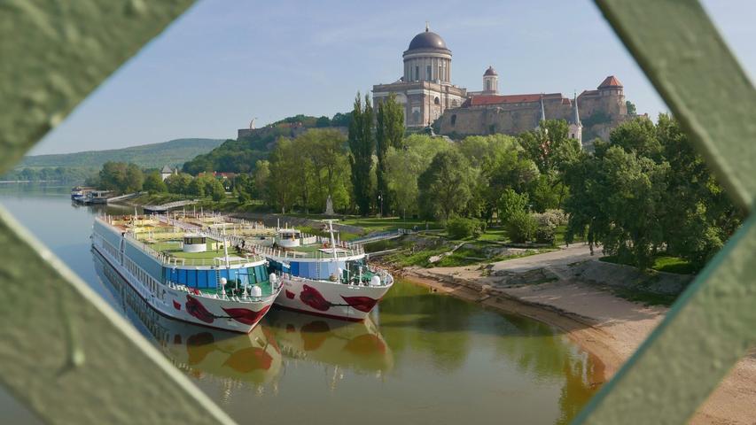 Die Schwesterschiffe Arosa Riva und Arosa Bella liegen vor der ungarischen Grenzstadt Esztergom mit ihrer gigantischen Basilika. Die Schwesterschiffe Arosa Riva und Arosa Bella liegen vor der ungarischen Grenzstadt Esztergom mit ihrer gigantischen Basilika.
