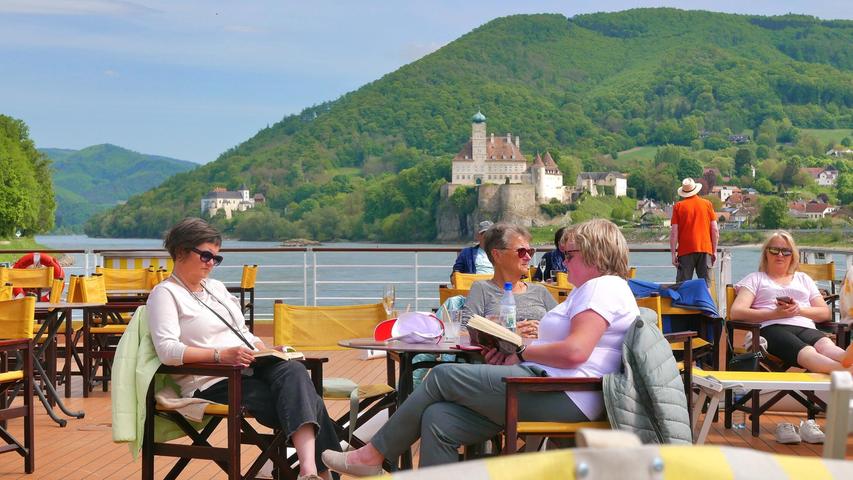 Auf dem Sonnendeck genießen die Passagiere die Fahrt durch die Wachau. Auf dem Sonnendeck genießen die Passagiere die Fahrt durch die Wachau.