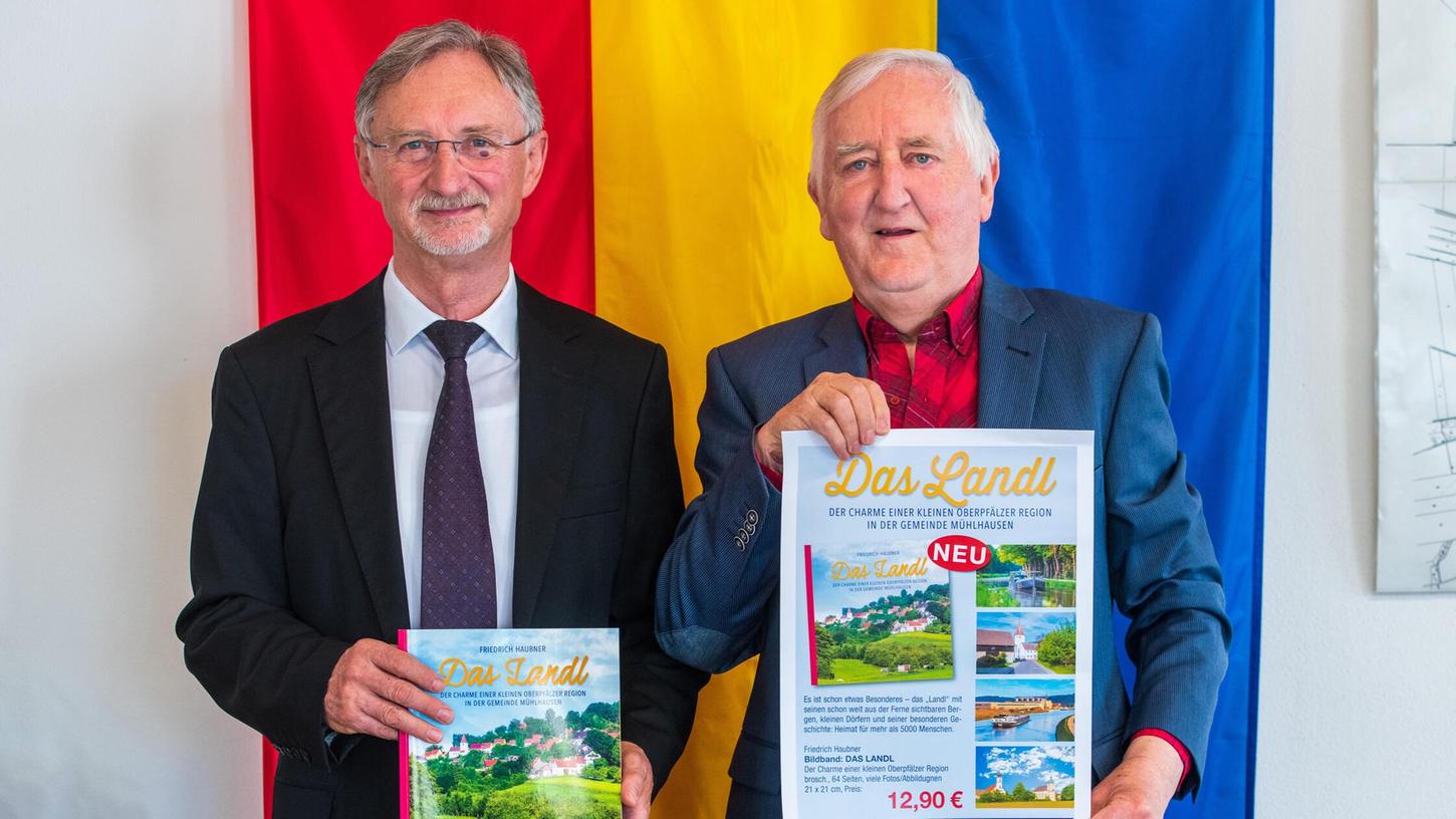 Motiv: Bildband von Friedrich Haubner anlässlich des Jubiläums 1125 Jahre Mühlhausen, hier: Der Autor Friedrich Haubner (rechts) und Bürgermeister Martin Hundsdorfer präsentieren den neuen Bildband. Motiv: Bildband von Friedrich Haubner anlässlich des Jubiläums 1125 Jahre Mühlhausen, hier: Der Autor Friedrich Haubner (rechts) und Bürgermeister Martin Hundsdorfer präsentieren den neuen Bildband.