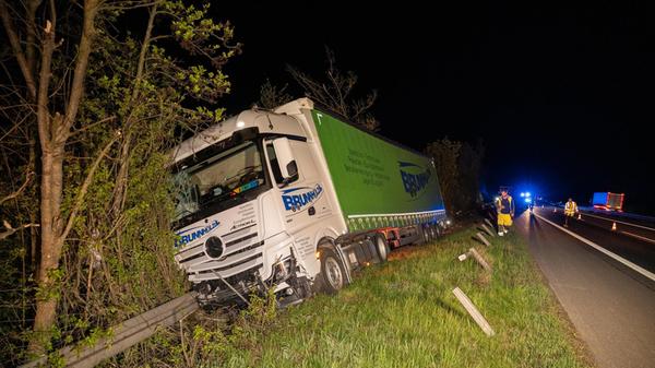 Ein 50 Jahre alte Fahrer eines Sattelzugs war bei schwachem Verkehrsaufkommen mit seinem Fahrzeug auf dem rechten der beiden vorhandenen Fahrstreifen unterwegs.