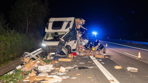 Aus Unachtsamkeit übersah er einen Kleintransporter, der mit einem technischen Defekt auf dem Seitenstreifen stand.