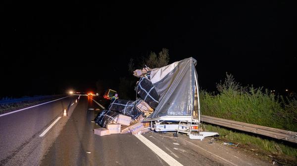 Für die Dauer der Bergung der beschädigten Fahrzeuge war eine Vollsperrung der A70 in Fahrtrichtung Schweinfurt notwendig. Der entstandene Gesamtsachschaden wird derzeit auf ca. 80.000 Euro geschätzt.