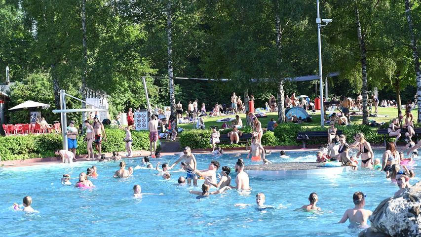 An warmen Sommertagen wird es im Nichtschwimmerbecken des Schwabacher Parkbads gerne voll - und fröhlich. An warmen Sommertagen wird es im Nichtschwimmerbecken des Schwabacher Parkbads gerne voll - und fröhlich.