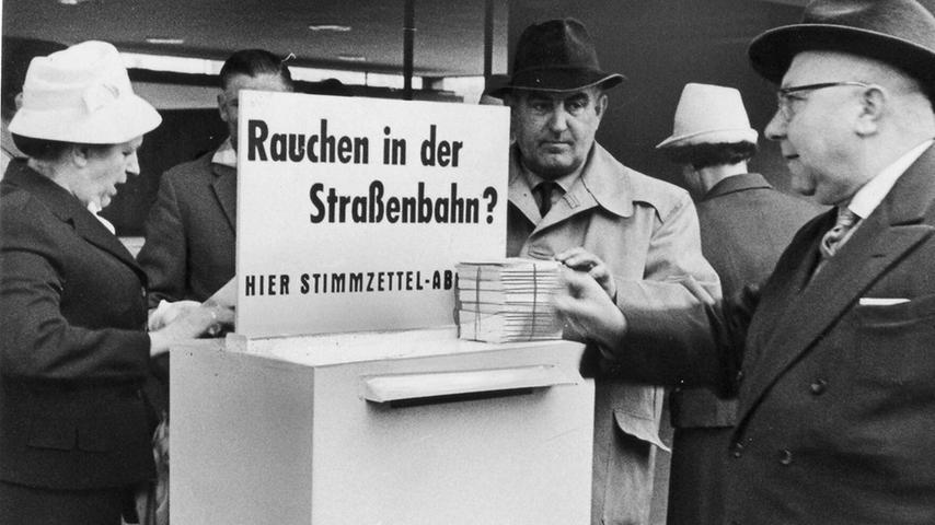 Darf ich in der Öffentlichkeit rauchen, und wenn ja, wo? Fragen dieser Art beschäftigen uns auch heute wieder. Nein, es geht an dieser Stelle nicht um das Thema Cannabis-Legalisierung, sondern um die Frage, ob Rauchen in der Straßenbahn erlaubt bleiben oder verboten werden sollte. Darüber wurde in Nürnberg im April 1961 hitzig diskutiert und mit großer Wahlbeteiligung abgestimmt. Die kleinen gelben Stimmzettel konnten von den Fahrgästen direkt in den Straßenbahnen ergattert, und in Sammelkästen an den Haltestellen eingeworfen werden. Am Ende der Abstimmfrist zählten zehn Schaffner und zwei Schaffnerinnen ein deutliches Ergebnis aus, das für dunkle Wolken am Raucherhimmel sorgte: 71.000 befürworteten ein Rauchverbot, 15.000 waren dagegen. Darf ich in der Öffentlichkeit rauchen, und wenn ja, wo? Fragen dieser Art beschäftigen uns auch heute wieder. Nein, es geht an dieser Stelle nicht um das Thema Cannabis-Legalisierung, sondern um die Frage, ob Rauchen in der Straßenbahn erlaubt bleiben oder verboten werden sollte. Darüber wurde in Nürnberg im April 1961 hitzig diskutiert und mit großer Wahlbeteiligung abgestimmt. Die kleinen gelben Stimmzettel konnten von den Fahrgästen direkt in den Straßenbahnen ergattert, und in Sammelkästen an den Haltestellen eingeworfen werden. Am Ende der Abstimmfrist zählten zehn Schaffner und zwei Schaffnerinnen ein deutliches Ergebnis aus, das für dunkle Wolken am Raucherhimmel sorgte: 71.000 befürworteten ein Rauchverbot, 15.000 waren dagegen.