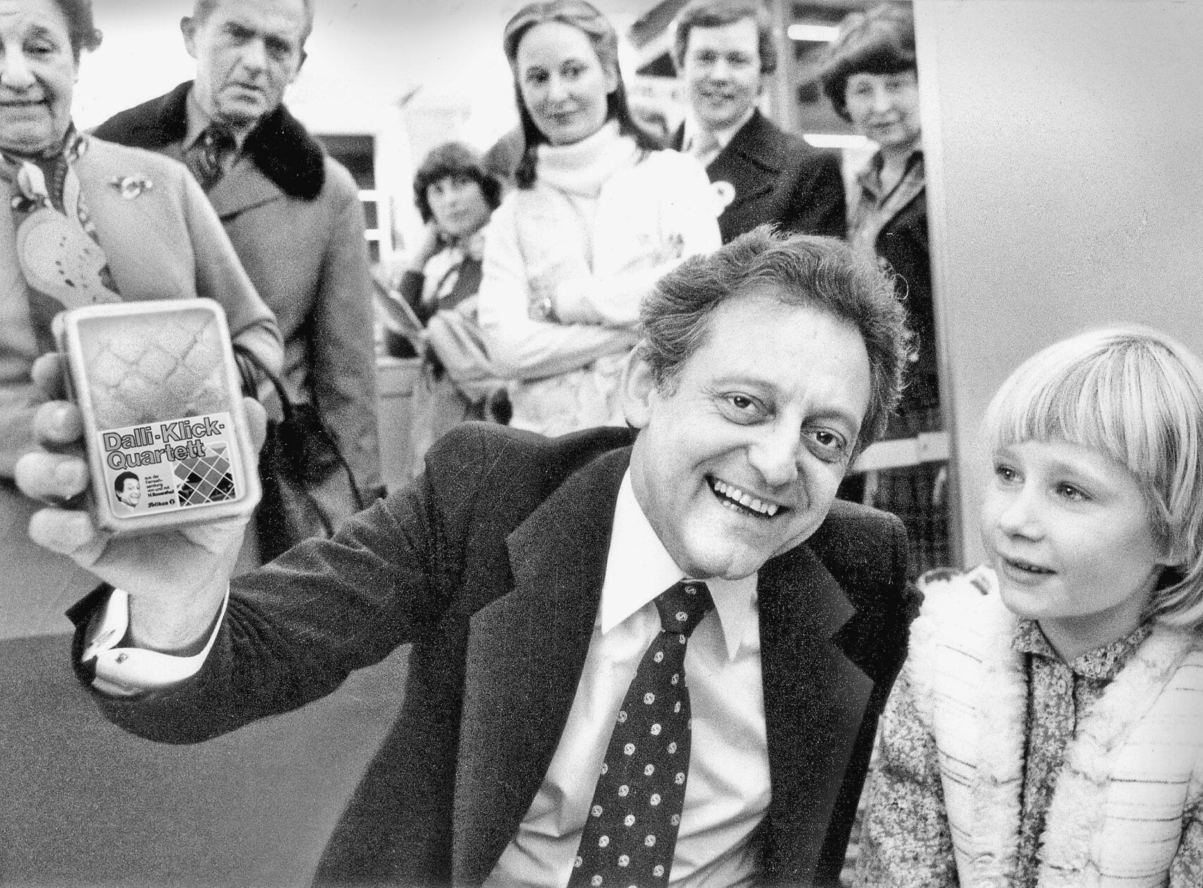 Prominenter Besuch auf der Spielwarenmesse 1980 in Nürnberg: Der beliebte Quizmaster Hans Rosenthal, der am 2. April 2025 100 Jahre alt geworden wäre, zog die Aufmerksamkeit der Messebesucher auf sich, als er sein Quartettspiel „Dalli Klick“ vorstellte. Das Spiel lud zum Nachspielen seiner populären Fernsehshow „Dalli Dalli“ ein, in der bekannte Persönlichkeiten in unterhaltsamen Spielerunden gegeneinander antraten. Herausragende Leistungen honorierte er mit dem Ausruf „Das war spitze!“ und sprang dabei hoch in die Luft. Der Luftsprung wurde von der Regie eingefroren und entwickelte sich zu seinem Markenzeichen.