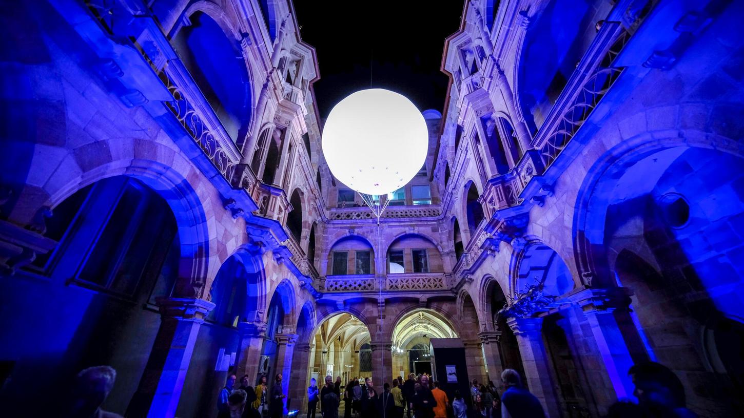 Nürnberg macht wieder blau. Am 17. Mai steigt die lange Nacht der Kunst und Kultur - auch das Pellerhaus ist dabei. Nürnberg macht wieder blau. Am 17. Mai steigt die lange Nacht der Kunst und Kultur - auch das Pellerhaus ist dabei.