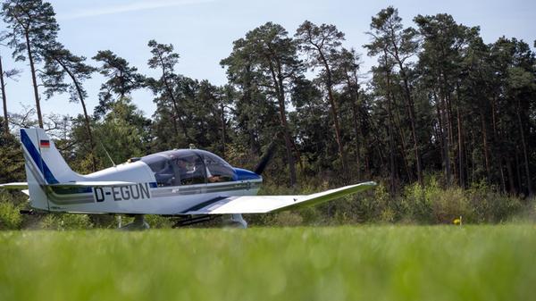 ARCHIV - 12.04.2024, Bayern, Flugplatz Ansbach-Pet