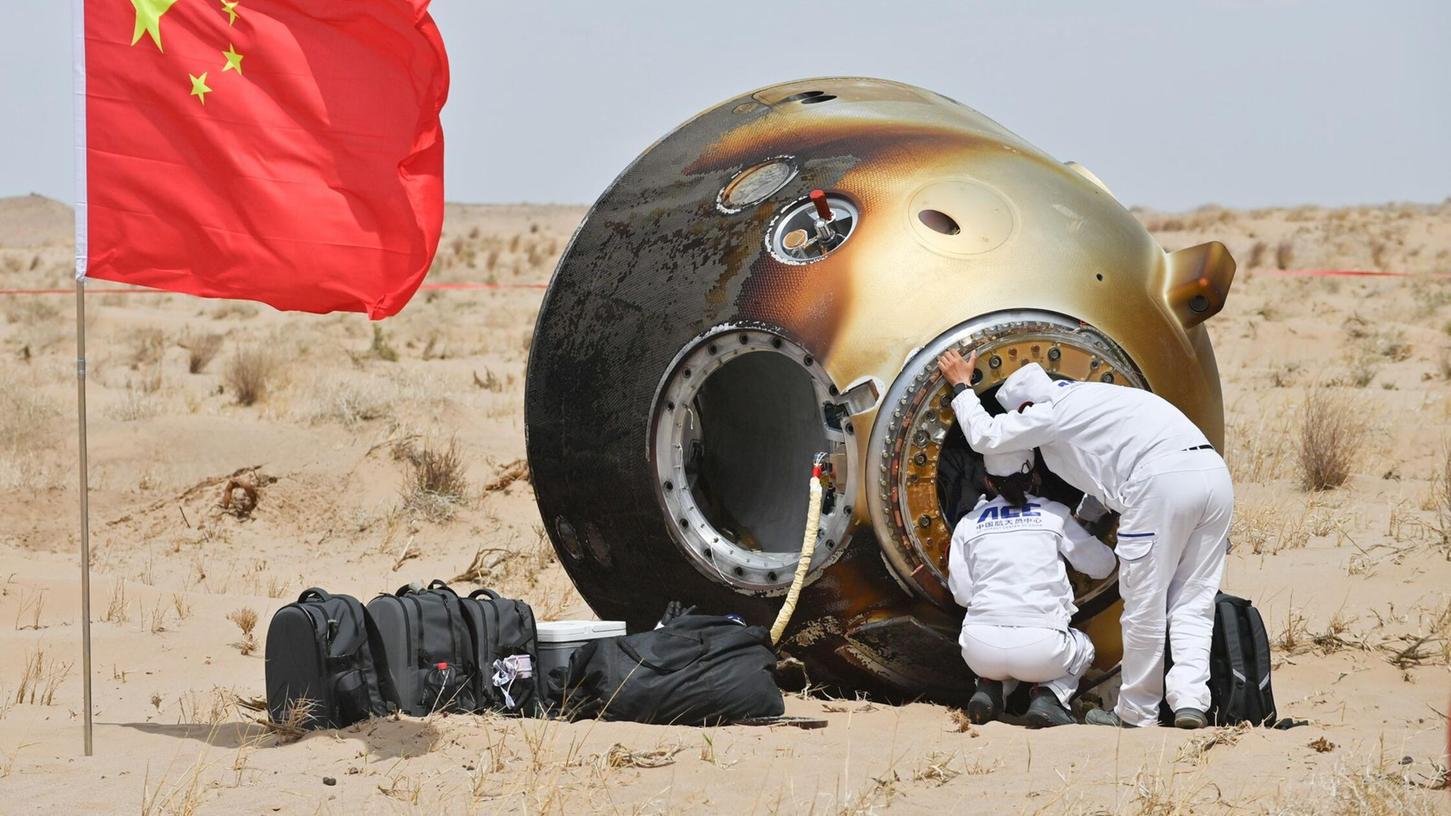 Die Raumkapsel der „Shenzhou 19“ landete in der Wüste in der Inneren Mongolei. Die Raumkapsel der „Shenzhou 19“ landete in der Wüste in der Inneren Mongolei.