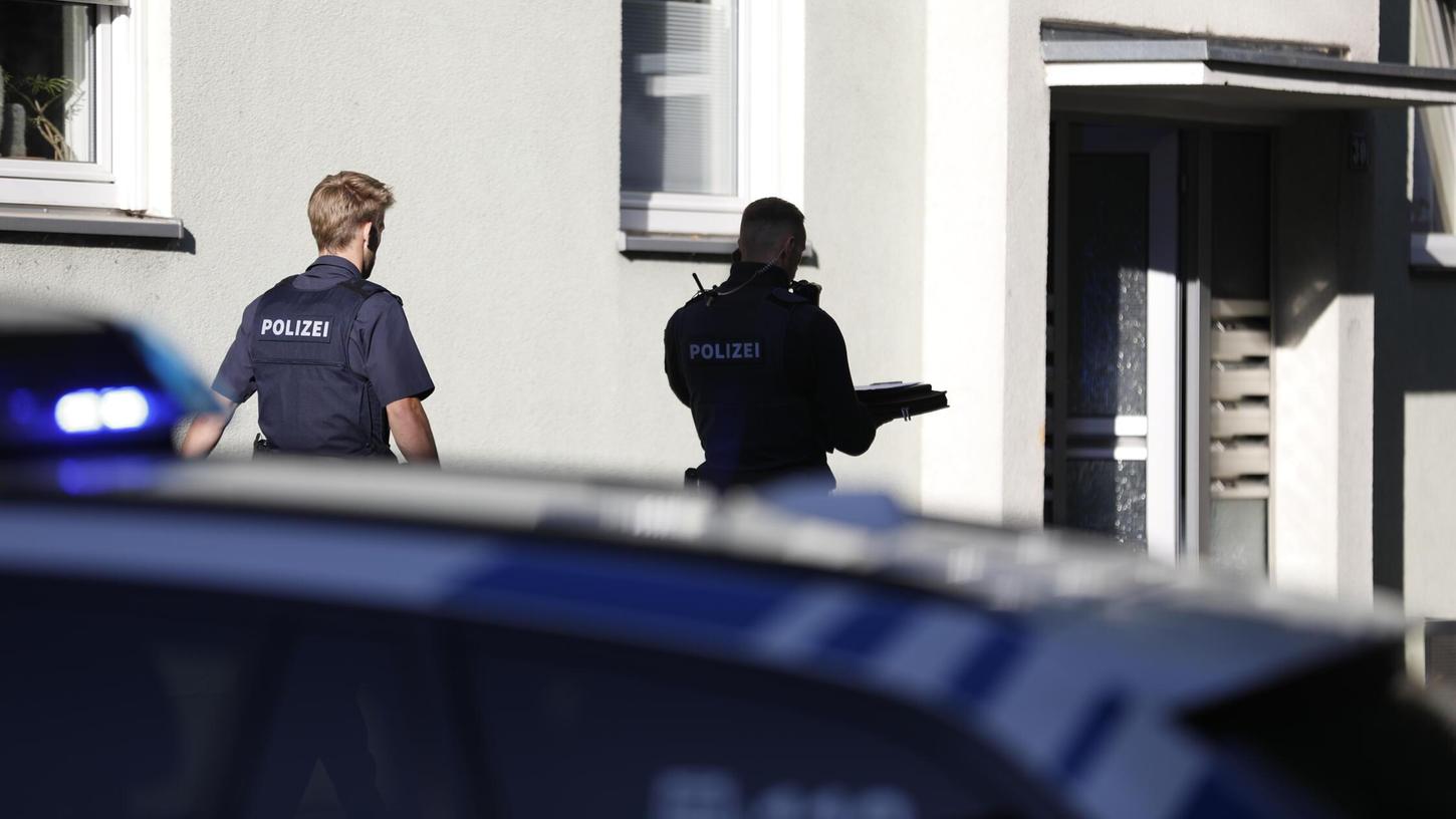 Einsatz in der Wiesenstraße: Die Polizei hat in der Wohnung eines Mehrfamilienhauses einen toten Mann und eine schwerstverletzte Frau gefunden. Einsatz in der Wiesenstraße: Die Polizei hat in der Wohnung eines Mehrfamilienhauses einen toten Mann und eine schwerstverletzte Frau gefunden.