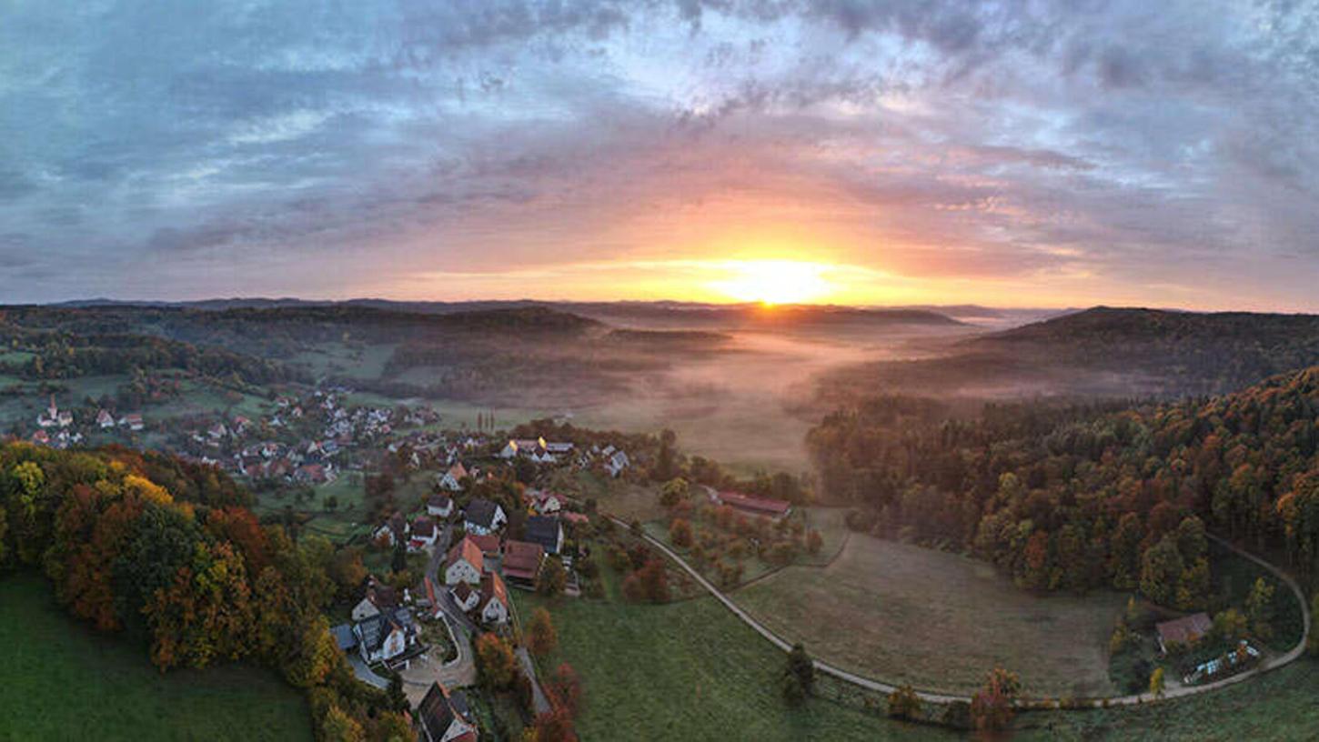 Ein Blick auf das Nürnberger Land (im Vordergrund Oberkrumbach). Der Landkreis wurde nun zur trendigsten Wellnessregion 2025 in Deutschland gekürt. Ein Blick auf das Nürnberger Land (im Vordergrund Oberkrumbach). Der Landkreis wurde nun zur trendigsten Wellnessregion 2025 in Deutschland gekürt.