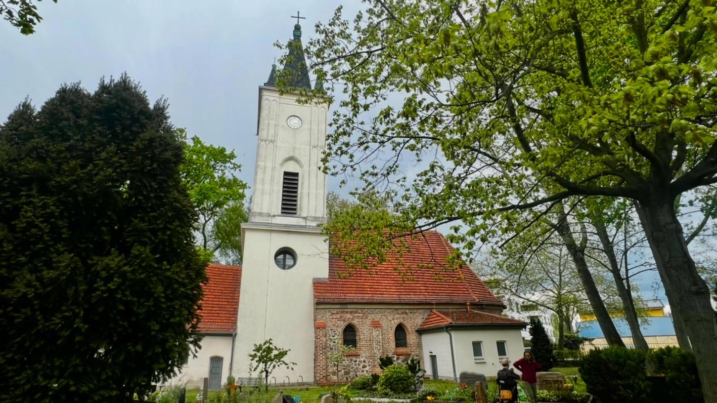 Die Dorfkirche von Stralau hat einen extremen Neigungswinkel. Die Dorfkirche von Stralau hat einen extremen Neigungswinkel.