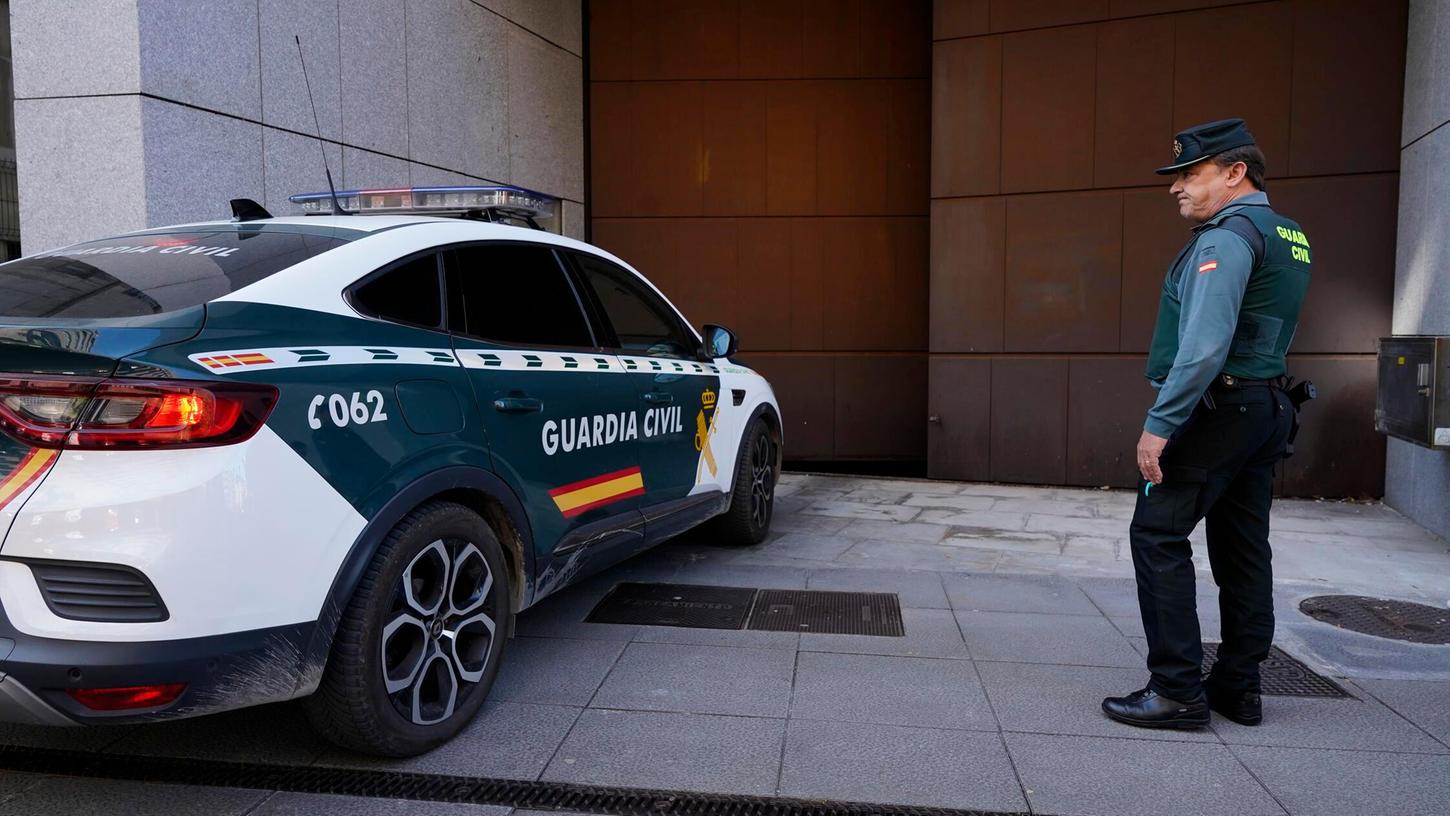 Das Ehepaar, das seine drei Kinder seit 2021 in seinem Haus eingesperrt hatte, muss sich am 30. April 2025 in Oviedo, vor dem Gericht Nummer 3 verantworten. Die Kinder wurden von der Polizei befreit, nachdem eine Nachbarin Alarm geschlagen hatte. Das Ehepaar, das seine drei Kinder seit 2021 in seinem Haus eingesperrt hatte, muss sich am 30. April 2025 in Oviedo, vor dem Gericht Nummer 3 verantworten. Die Kinder wurden von der Polizei befreit, nachdem eine Nachbarin Alarm geschlagen hatte.
