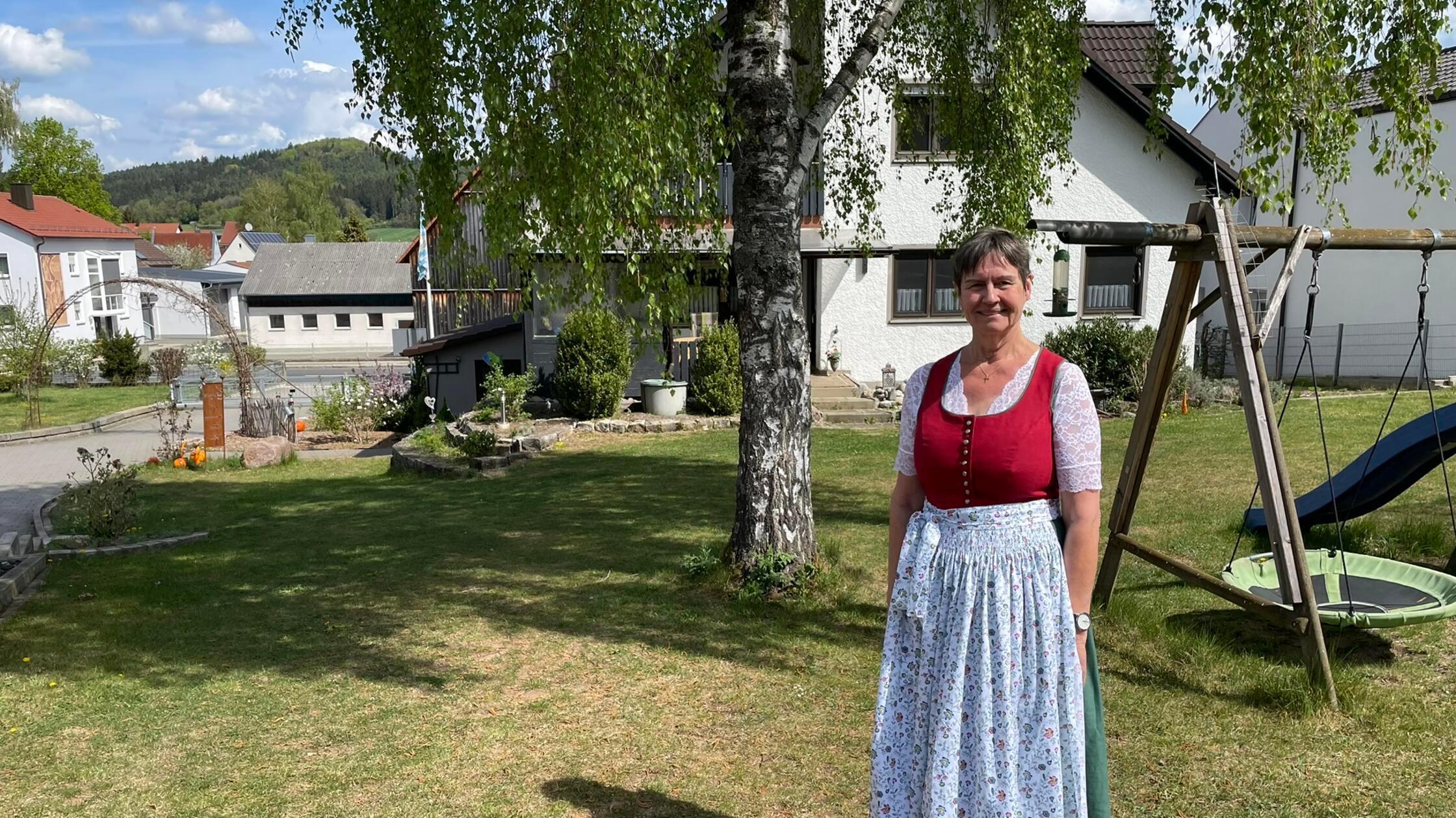 Neumarkter Bezirksrätin Heidi Rackl näht sich selber ein Dirndl