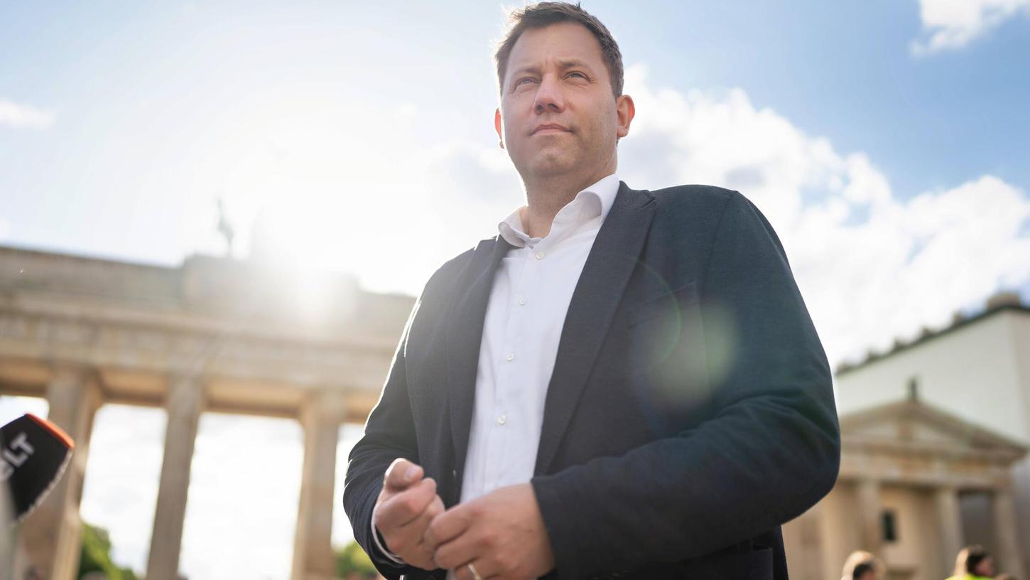Ein Auftritt ganz in der Nähe des Reichstagsgebäudes: Lars Klingbeil vor dem Brandenburger Tor. Ein Auftritt ganz in der Nähe des Reichstagsgebäudes: Lars Klingbeil vor dem Brandenburger Tor.