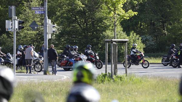 Während des Treffens kam es zu zwei Verkehrsunfällen, bei denen insgesamt vier Menschen verletzt wurden. In einem Fall stießen zwei Motorradfahrerinnen beim Einparken zusammen. Eine der beiden erlitt dabei eine Beinverletzung und musste zur Behandlung ins Krankenhaus gebracht werden.