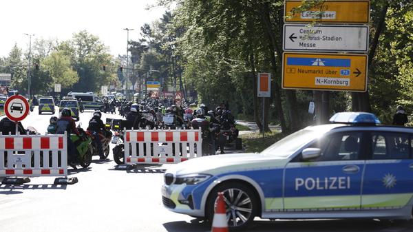 Das Spektakel sorgte bei vielen Zuschauern für Begeisterung und Staunen, brachte jedoch auch erhebliche Verkehrsbehinderungen und umfangreiche Straßensperrungen mit sich.