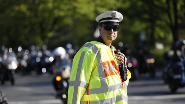 Die Polizei weist darauf hin, dass sie auch in diesem Jahr verstärkte Kontrollen durchführt und empfahl anderen Verkehrsteilnehmern, den Bereich rund um die Münchener Straße am 1. Mai möglichst zu meiden.