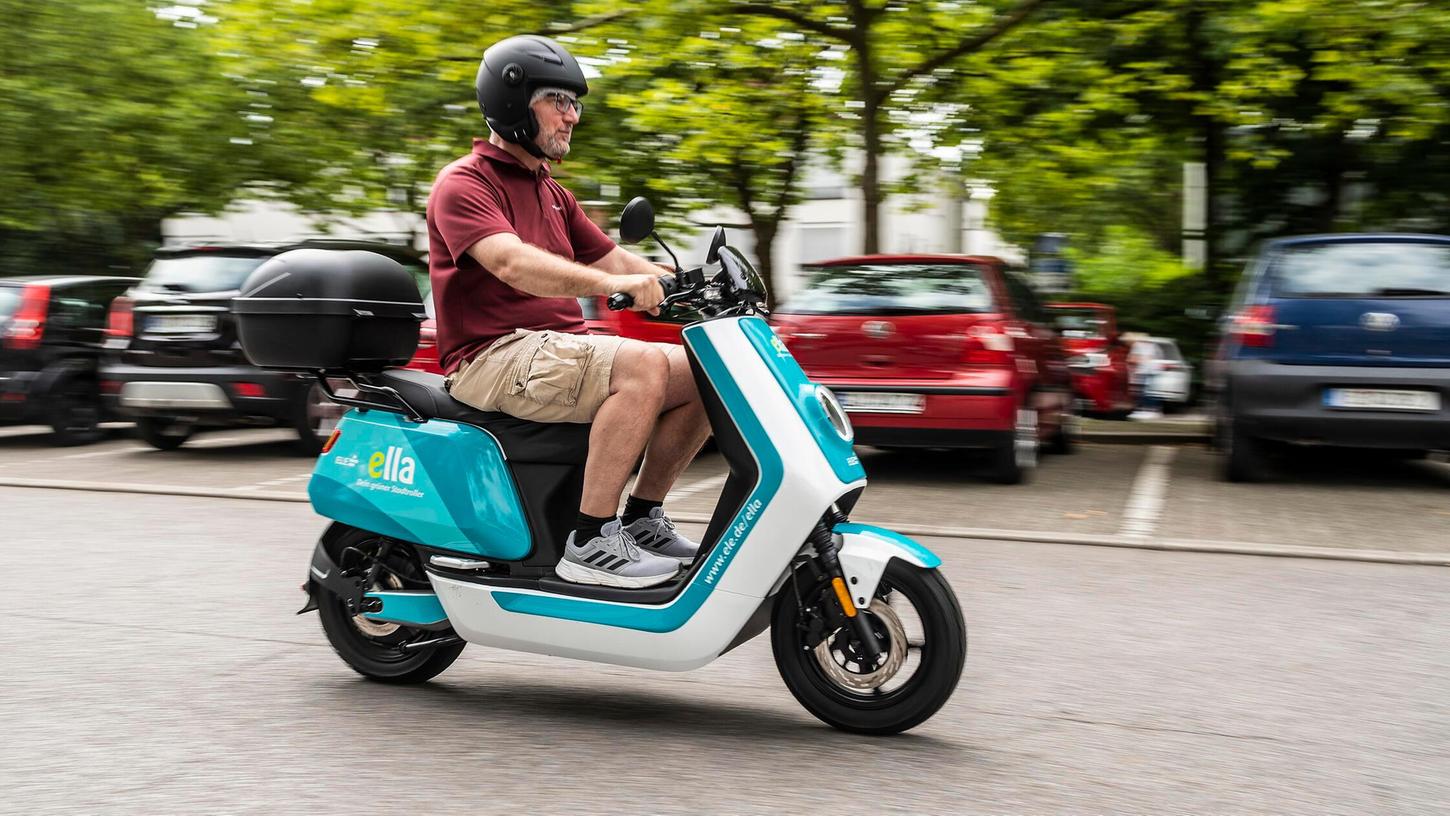 Bei der Fahrt mit einem E-Roller sollte man den richtigen Helm tragen. Der Fahrer trug bei dem Unfall allerdings nur einen Fahrradhelm. (Symbolbild). Bei der Fahrt mit einem E-Roller sollte man den richtigen Helm tragen. Der Fahrer trug bei dem Unfall allerdings nur einen Fahrradhelm. (Symbolbild).