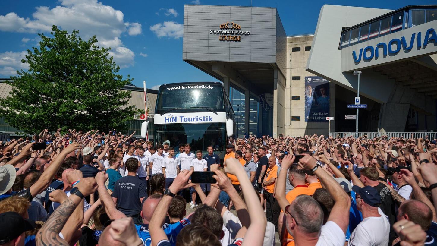 Bochums Spieler stehen vor dem Auswärtsspiel in Heidenheim vor dem Teambus, nachdem sie durch ein Spalier von Fans gefahren waren. Bochums Spieler stehen vor dem Auswärtsspiel in Heidenheim vor dem Teambus, nachdem sie durch ein Spalier von Fans gefahren waren.
