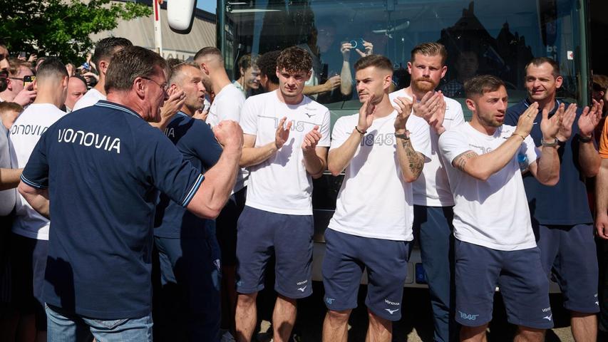 Bochums Trainer Dieter Hecking steht mit der Mannschaft vor dem Auswärtsspiel in Heidenheim vor dem Teambus, nachdem sie zuvor durch ein Spalier von Fans gefahren waren. Bochums Trainer Dieter Hecking steht mit der Mannschaft vor dem Auswärtsspiel in Heidenheim vor dem Teambus, nachdem sie zuvor durch ein Spalier von Fans gefahren waren.