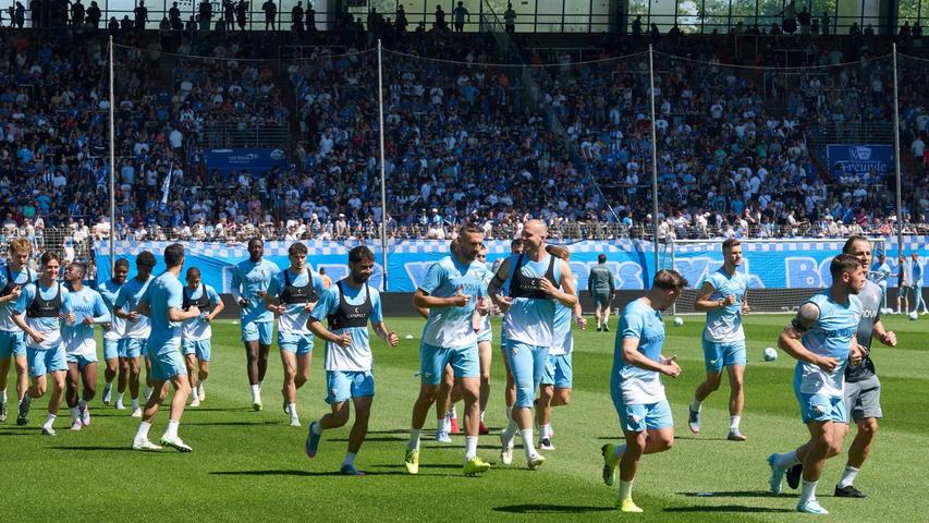 Rund 3000 Fans kamen zum Abschlusstraining in Bochum. Rund 3000 Fans kamen zum Abschlusstraining in Bochum.