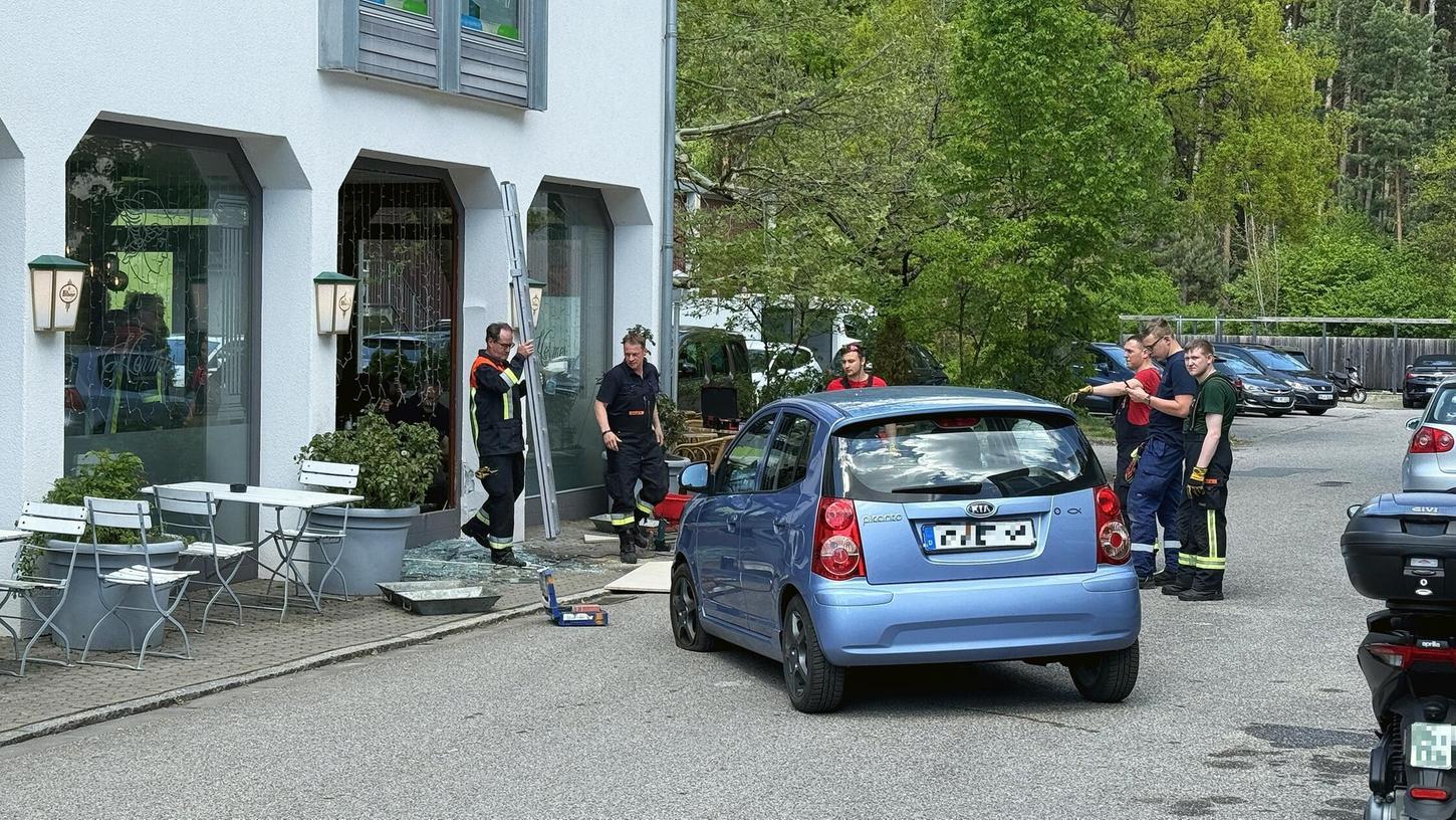 Mit ihrem Kleinwagen ist ein Mann am Maifeiertag in Schwanstetten in ein Restaurant gefahren. Glücklicherweise war dort niemand zu Gast. Mit ihrem Kleinwagen ist ein Mann am Maifeiertag in Schwanstetten in ein Restaurant gefahren. Glücklicherweise war dort niemand zu Gast.