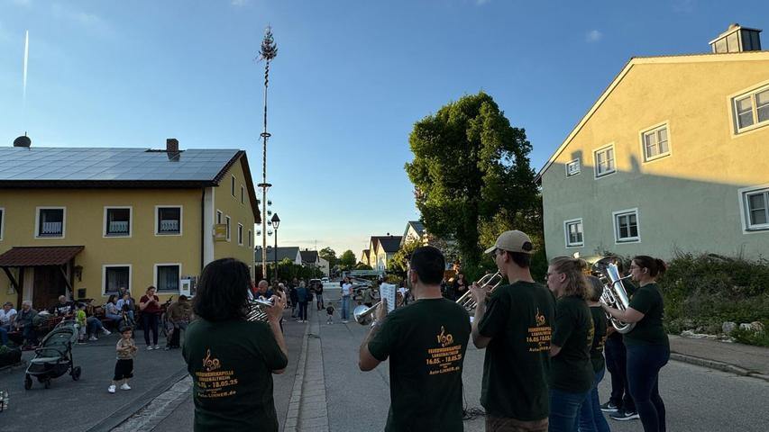 Die Feuerwehrkapelle Langenaltheim war an Walpurgi auf Werbetour von Dorf . Die Feuerwehrkapelle Langenaltheim war an Walpurgi auf Werbetour von Dorf .