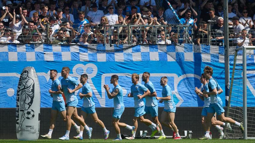 Das Training wurde wegen der großen Unterstützung ins Stadion verlegt. Das Training wurde wegen der großen Unterstützung ins Stadion verlegt.