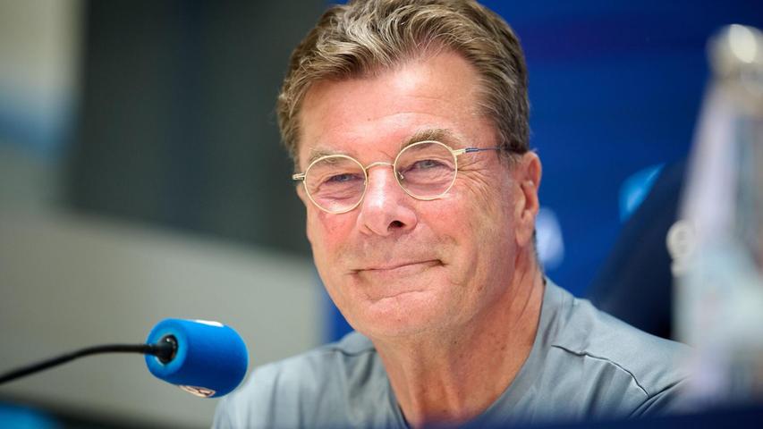 VfL Bochums Trainer Dieter Hecking lächelt trotz akuter Abstiegssorgen. VfL Bochums Trainer Dieter Hecking lächelt trotz akuter Abstiegssorgen.