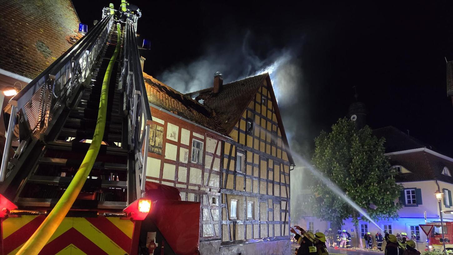 Rund 100 Einsatzkräfte der Feuerwehr machten sich in Burgbernheim an das Löschen eines brennenden Mehrfamilienhauses. Rund 100 Einsatzkräfte der Feuerwehr machten sich in Burgbernheim an das Löschen eines brennenden Mehrfamilienhauses.